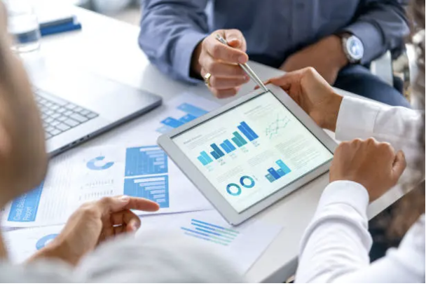 Sales reporting dashboard for a retail shop